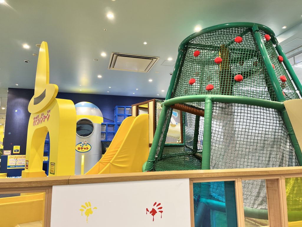 おさるのジョージわくわくアドベンチャー奈良橿原店のジャンピーの木登り