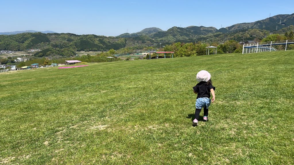 ワールド牧場の草原を走る