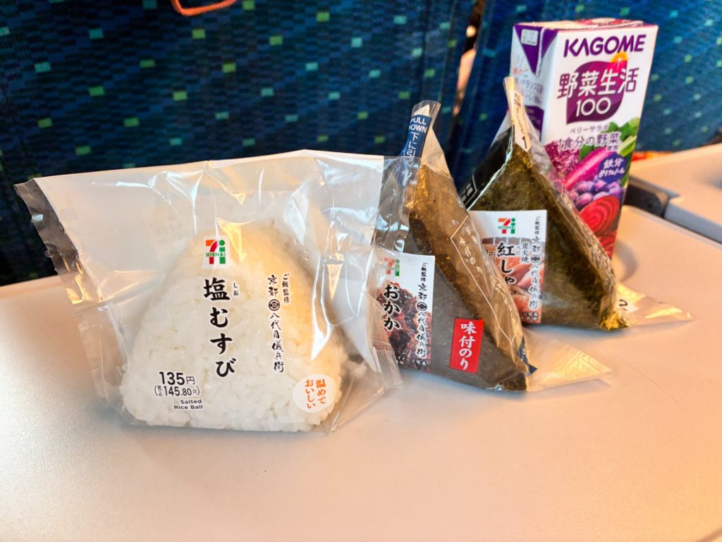 新幹線でコンビニのおにぎり