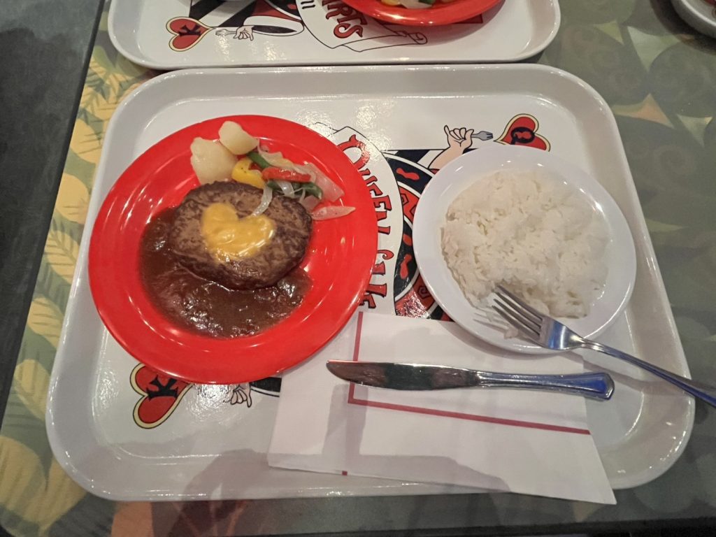クイーン・オブ・ハートのバンケットホールのハンバーグ