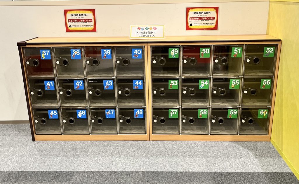 おさるのジョージわくわくアドベンチャー奈良橿原店の靴箱