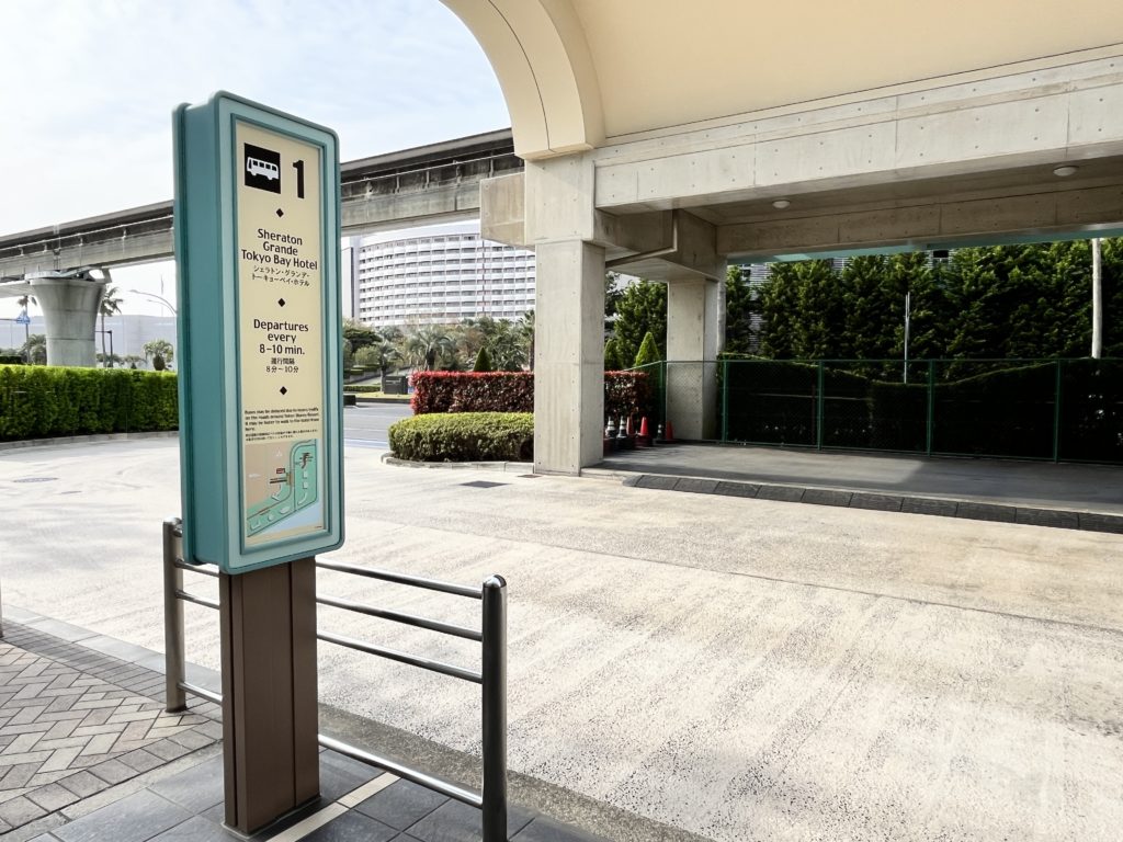 エスカレーターを降りて右手にシェラトン・グランデ・トーキョーベイ・ホテル行きのバス停