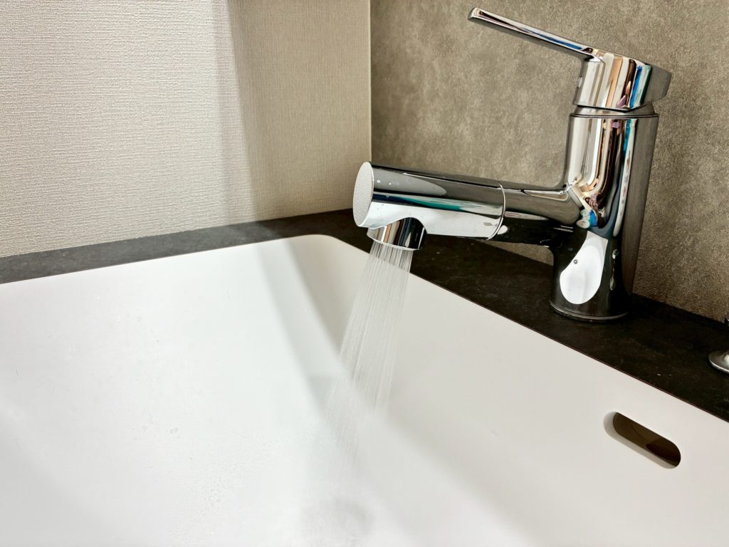 スマートサニタリーのシャワー付きホース混合栓