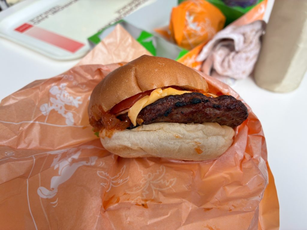 トゥモローランド・テラスのBLTチーズバーガー