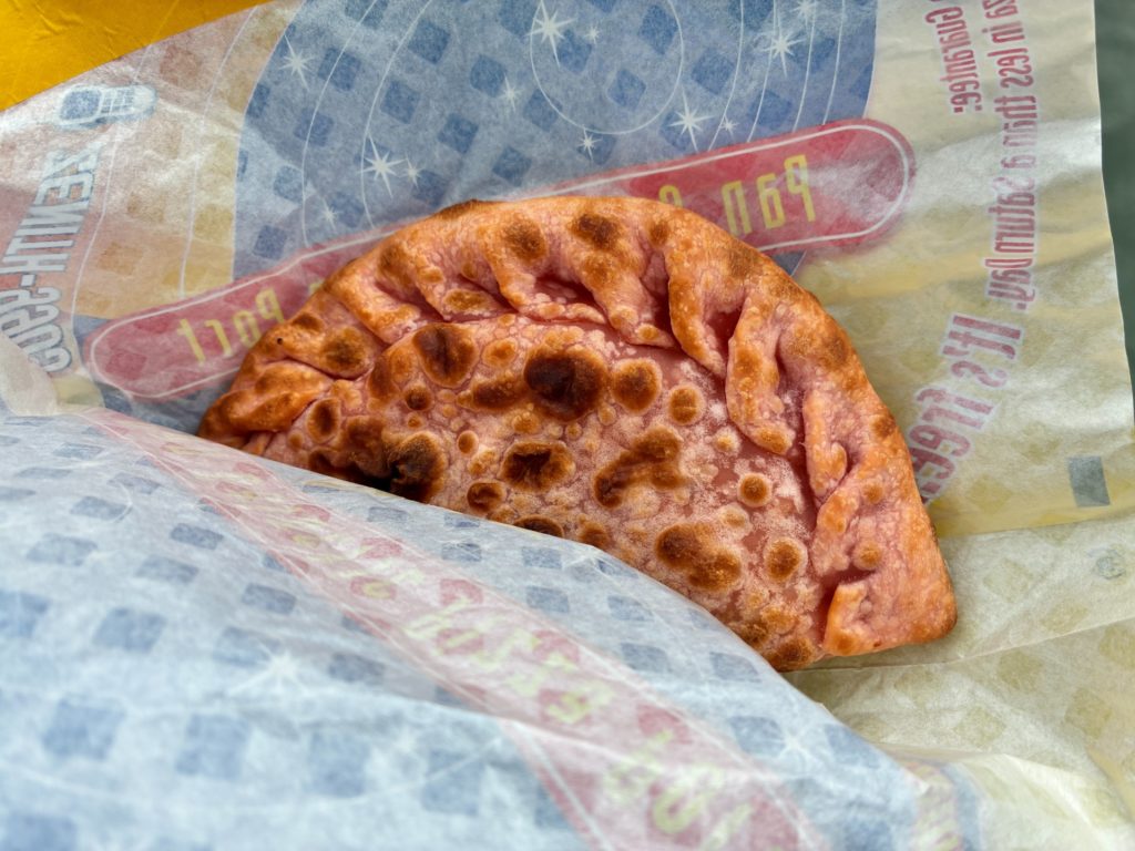 パン・ギャラクティック・ピザ・ポートのチキンとトマトのカルツォーネ