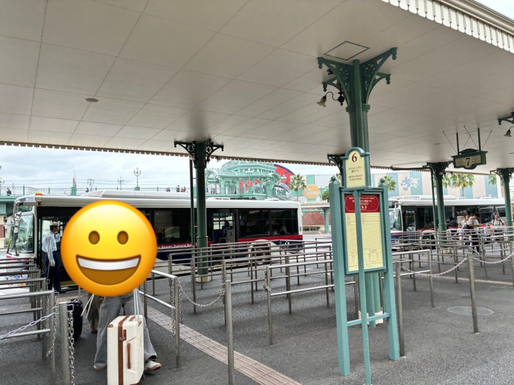 ディズニーランドのバス停。三井ガーデンホテルプラナ東京ベイは6番乗り場
