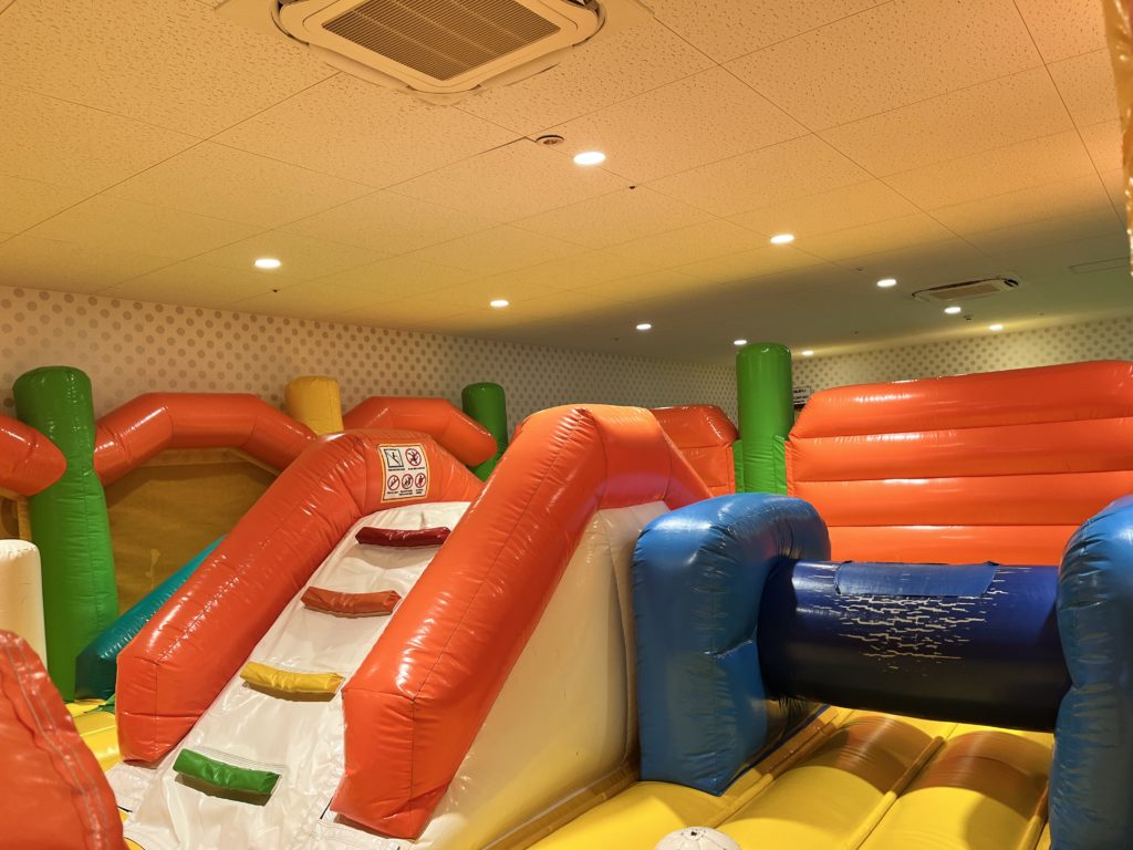 アミパラ橿原店 キッズひろば エアートランポリンの中
