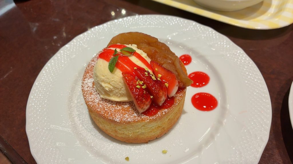 キャラメルりんごと苺のスフレパンケーキ